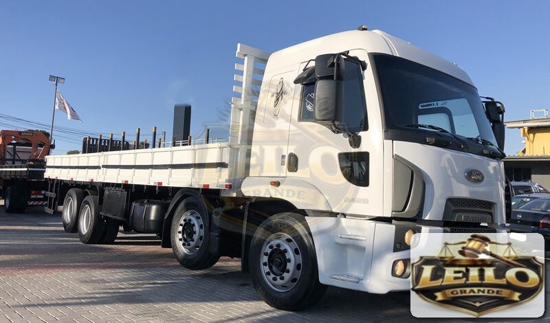 FORD CARGO2429 2013 – CABINE LEITO – 8X2 – COM CARROCERIA